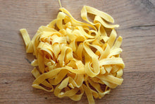 Lade das Bild in den Galerie-Viewer, Portraitfoto Elztäler Bandnudeln 10mm unverpackt