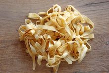 Lade das Bild in den Galerie-Viewer, Portraitfoto Bandnudeln 10 mm unverpackt - Elztäler Dinkelnudeln